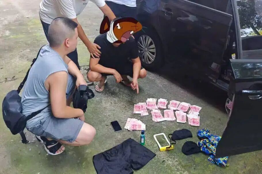 假装游泳,却在偷偷薅别人的金项链,四川自贡大安两男子被刑拘 假装游泳,却在偷偷薅别人的金项链,四川自贡大安两男子被刑拘