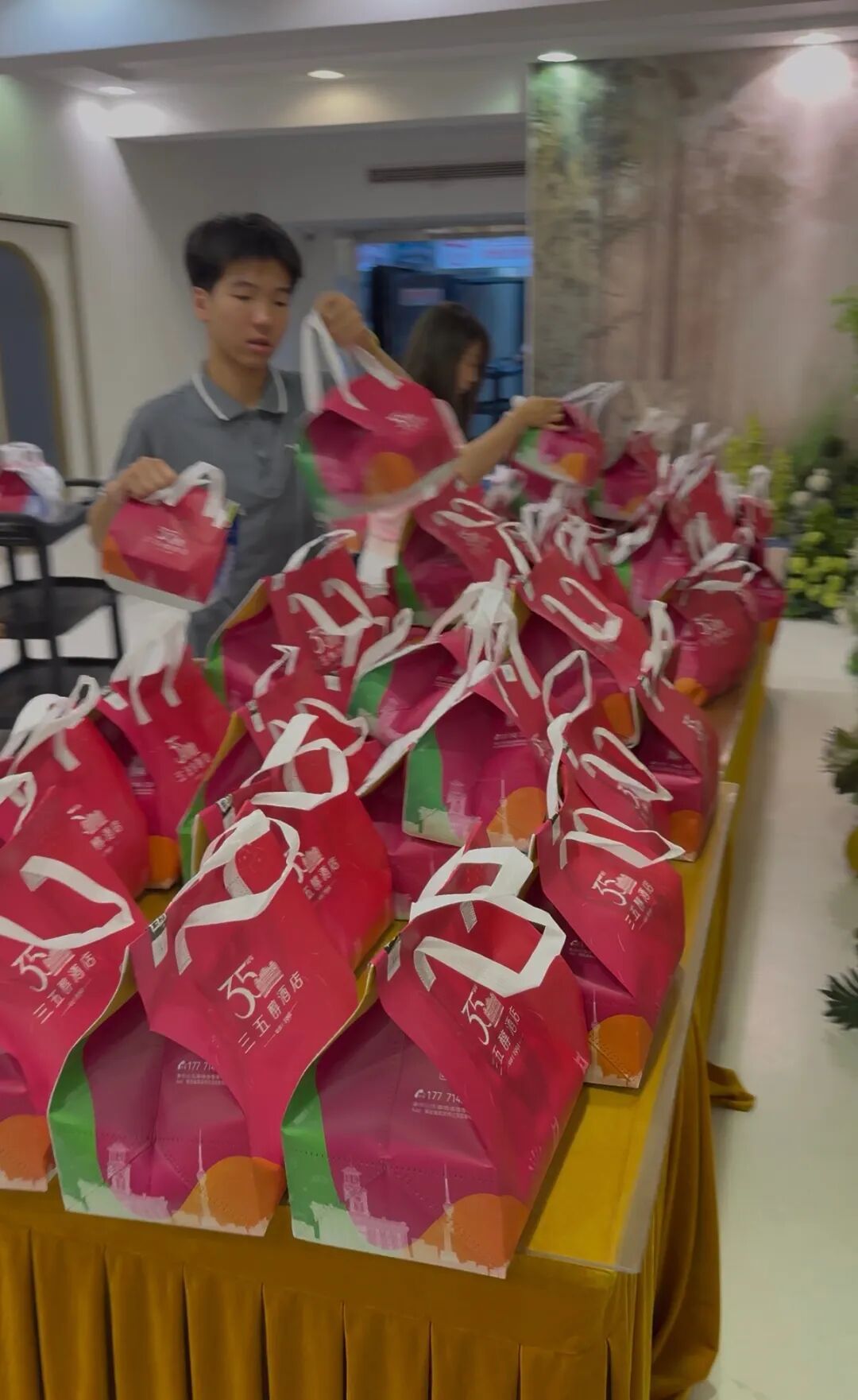 武汉一老牌酒楼开卖健身餐，均价20多元，很多人开车二三十公里去买