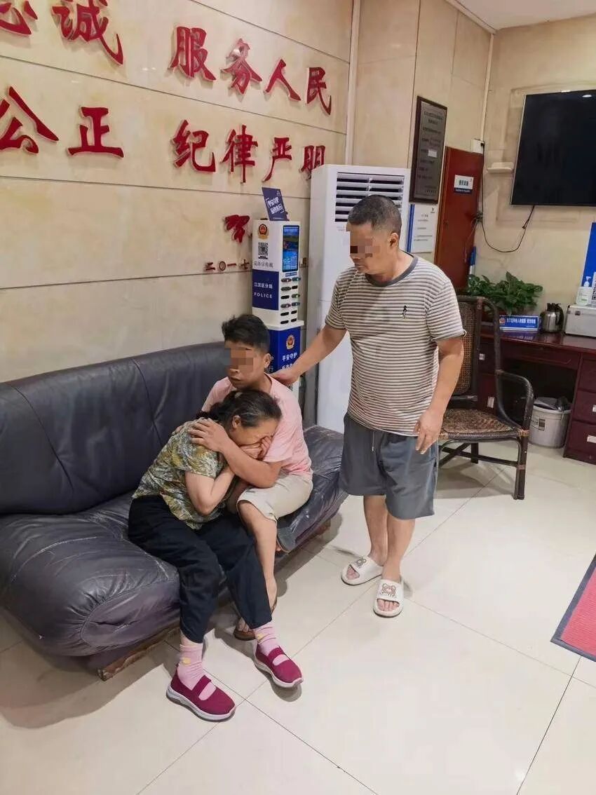 高温下武汉公安守护迷失老人归家路 高温下武汉公安守护迷失老人归家路