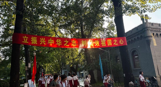 女子随手拍下生锈同心锁发到网上，锁主人竟然回复了！