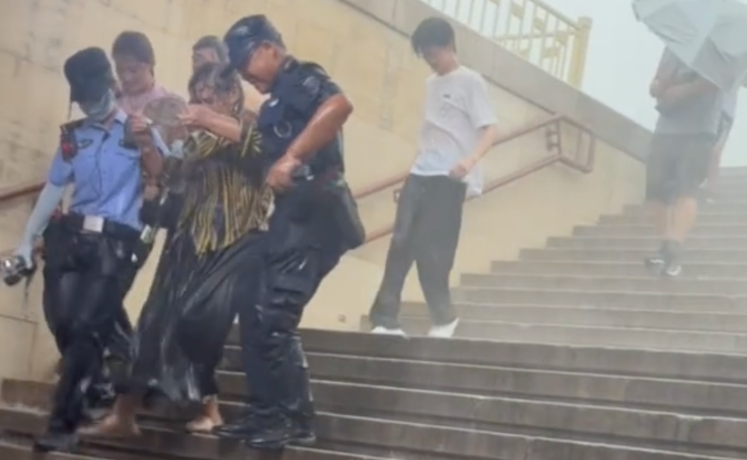 暴雨中,这位“00后”女警瞬间冲了上去! 暴雨中,这位“00后”女警瞬间冲了上去!