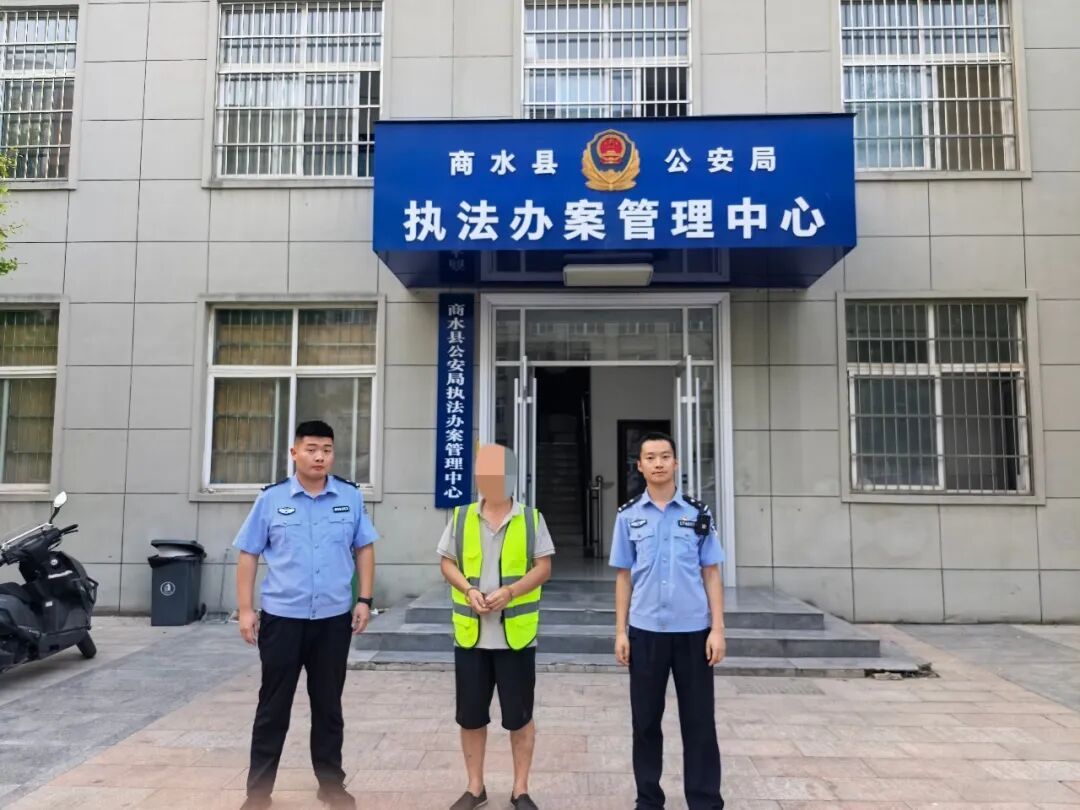 男子深夜盗窃电动车，被民警抓现行！