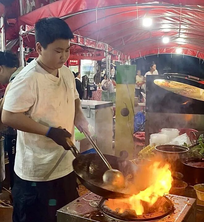 “不想让妈妈太辛苦”,13岁少年白天写作业晚上夜市炒粉 “不想让妈妈太辛苦”,13岁少年白天写作业晚上夜市炒粉