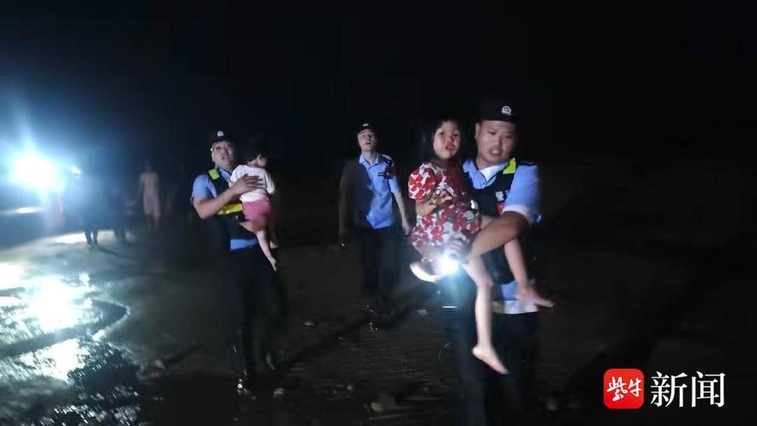 潮水快速围困海滩，民警蹚浪奔赴救下一家四口
