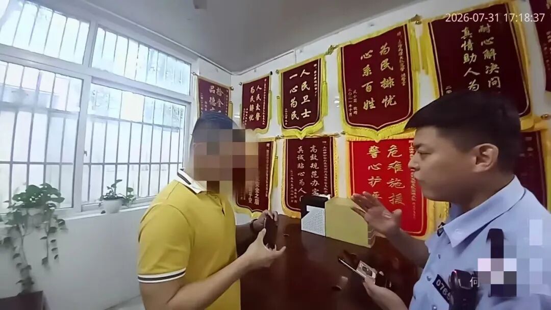 男子高速上智驾玩手机，被交警传唤：无人机已抓拍，记3分、罚款200元！