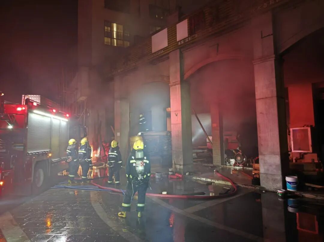 云南一小区临街商铺发生火情,消火栓却没有水!消防通报 云南一小区临街商铺发生火情,消火栓却没有水!消防通报