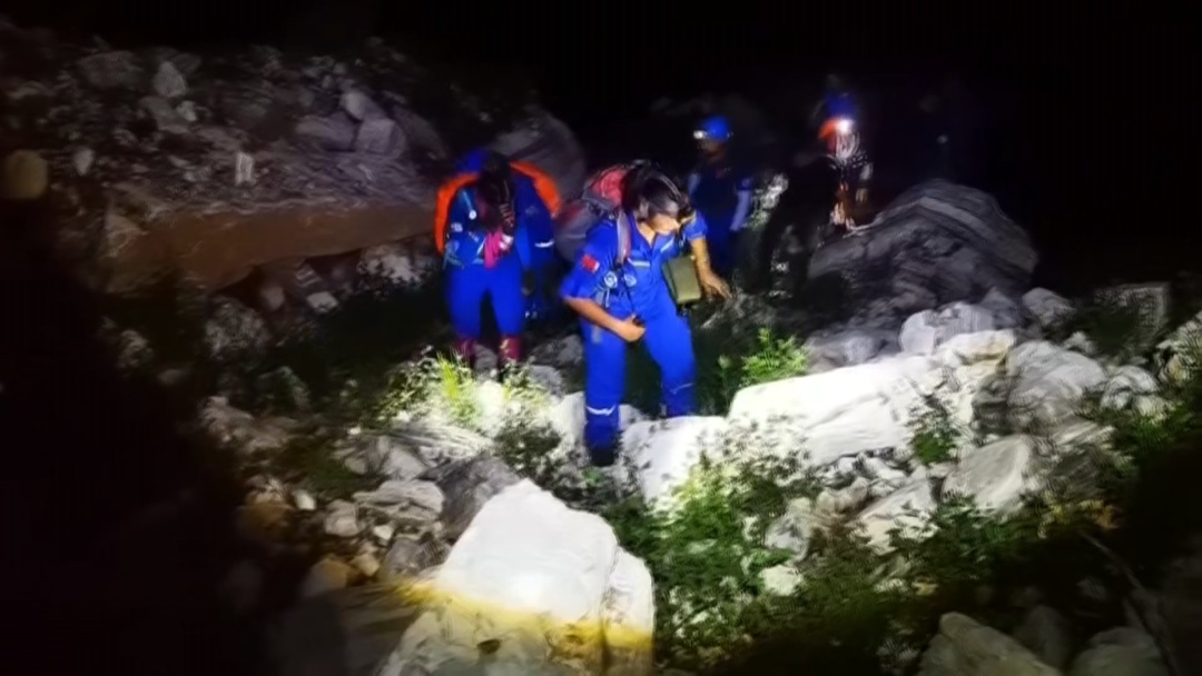 北京:网红徒步攻略害人不浅 四人登山探险被困 北京:网红徒步攻略害人不浅 四人登山探险被困