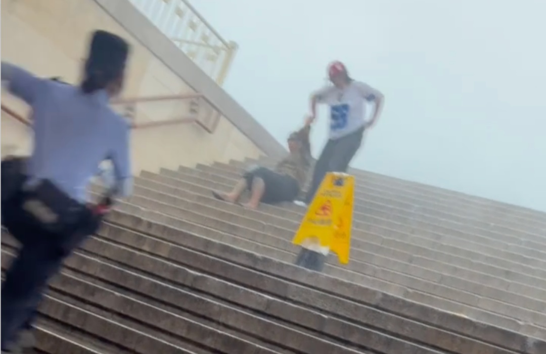 暴雨中，这位00后女警瞬间冲了上去！
