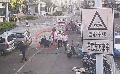路人全是托！假“大师”街头行骗 民警飞身一扑端掉团伙