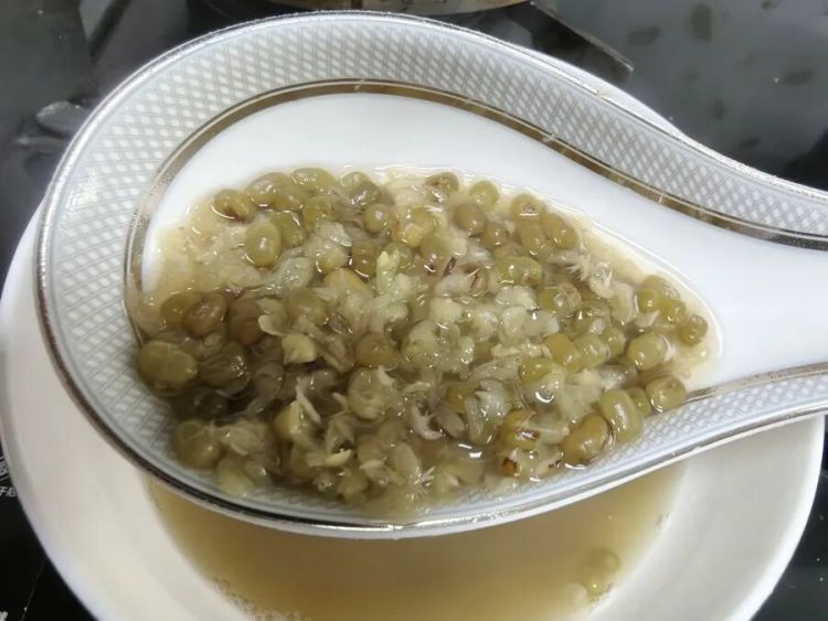 红色绿豆汤没营养？有人喝绿豆汤进急诊室？这道夏日美食，很多人有误区