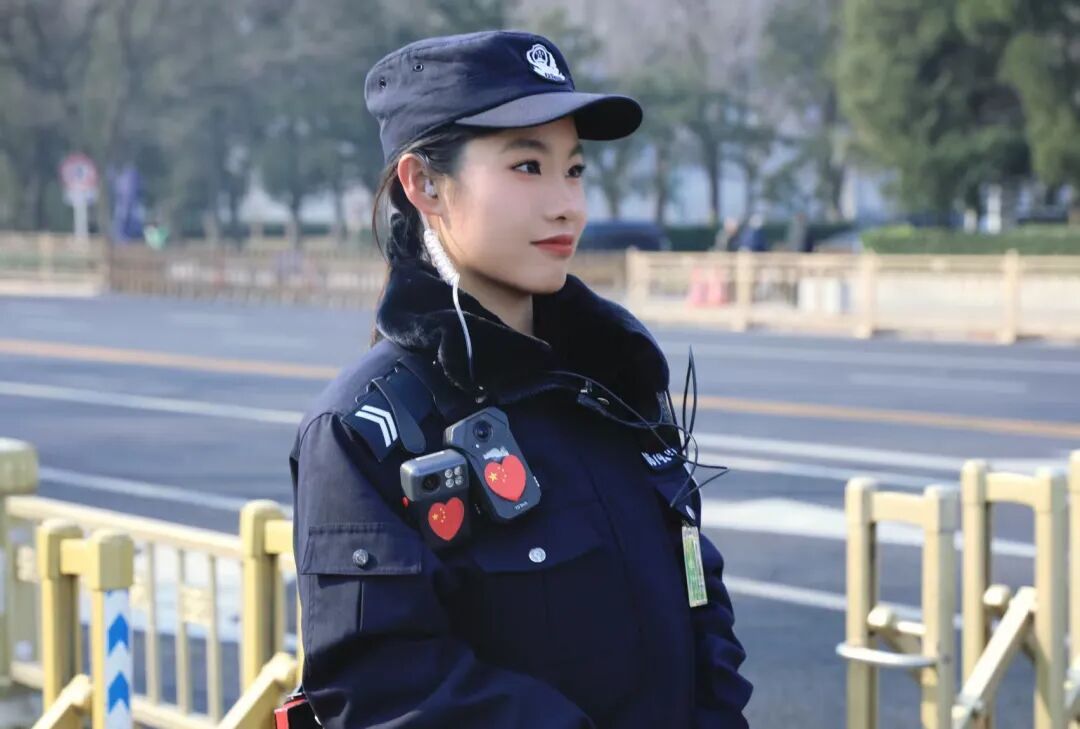 暴雨中，这位00后女警瞬间冲了上去！