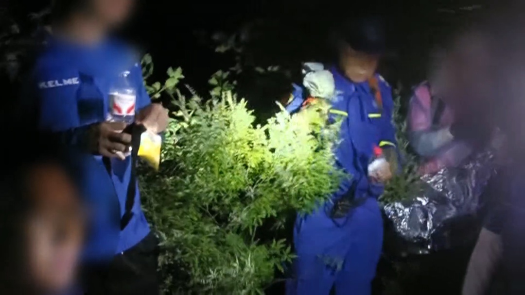 北京:网红徒步攻略害人不浅 四人登山探险被困 北京:网红徒步攻略害人不浅 四人登山探险被困