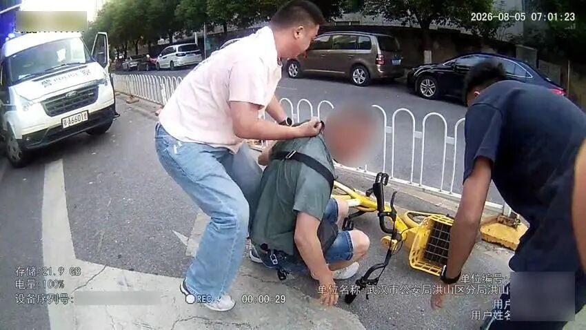 武汉街头，民警狂奔百米，飞身扑倒“算命大师”