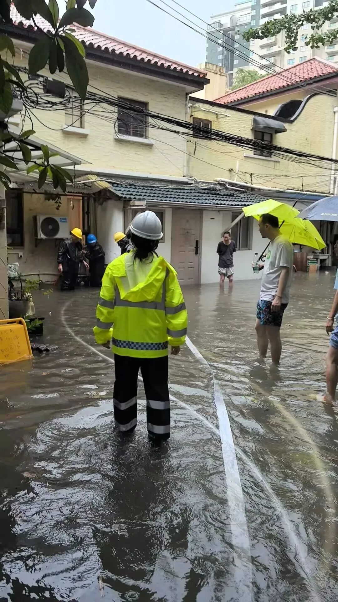 台风“白海豚”在浙江乐清二次登陆！上海多支抢险队伍集结排涝