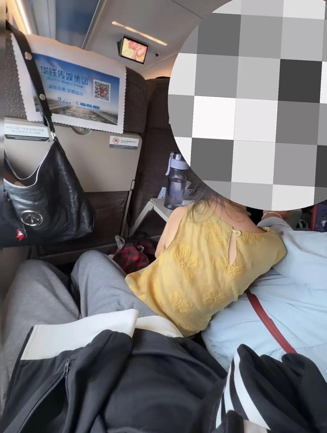 高铁双人座硬挤进三个人!免票儿童不断挤占空间,奶奶全程没吱声……12306客服支招 高铁双人座硬挤进三个人!免票儿童不断挤占空间,奶奶全程没吱声……12306客服支招