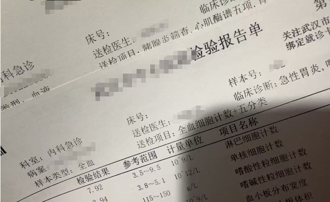 23岁女子挑战“吃辣免单”,引发剧烈胃痛,意识昏沉,被抬上急救车! 23岁女子挑战“吃辣免单”,引发剧烈胃痛,意识昏沉,被抬上急救车!
