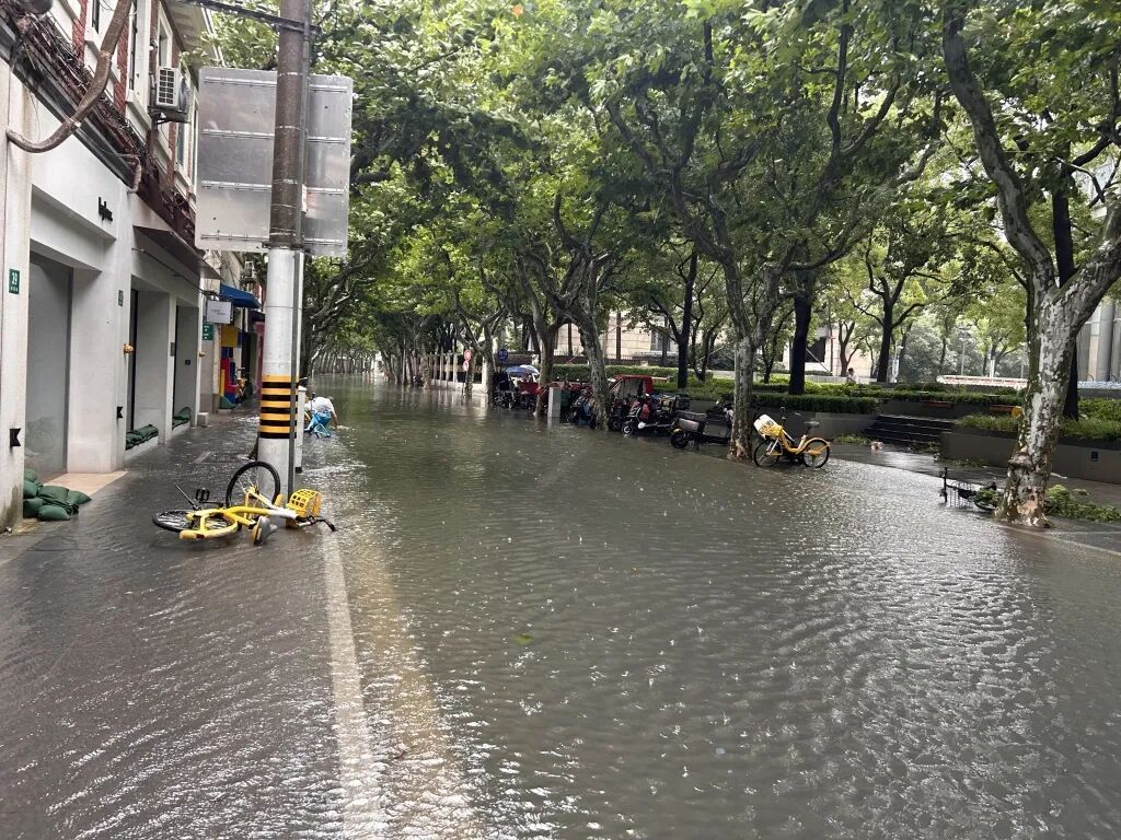 上海安福路被淹了?记者现场直击:全力抢排后,积水逐渐消退 上海安福路被淹了?记者现场直击:全力抢排后,积水逐渐消退