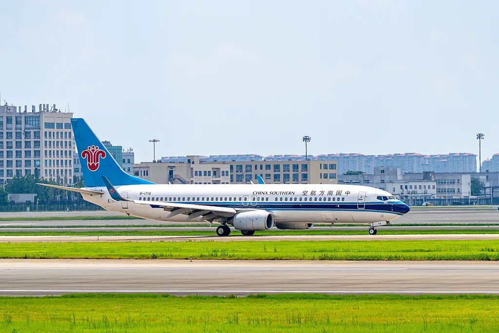 “我的眼睛!”航班即将起飞,空乘当场捂眼倒地…目击者讲述事发经过 “我的眼睛!”航班即将起飞,空乘当场捂眼倒地…目击者讲述事发经过