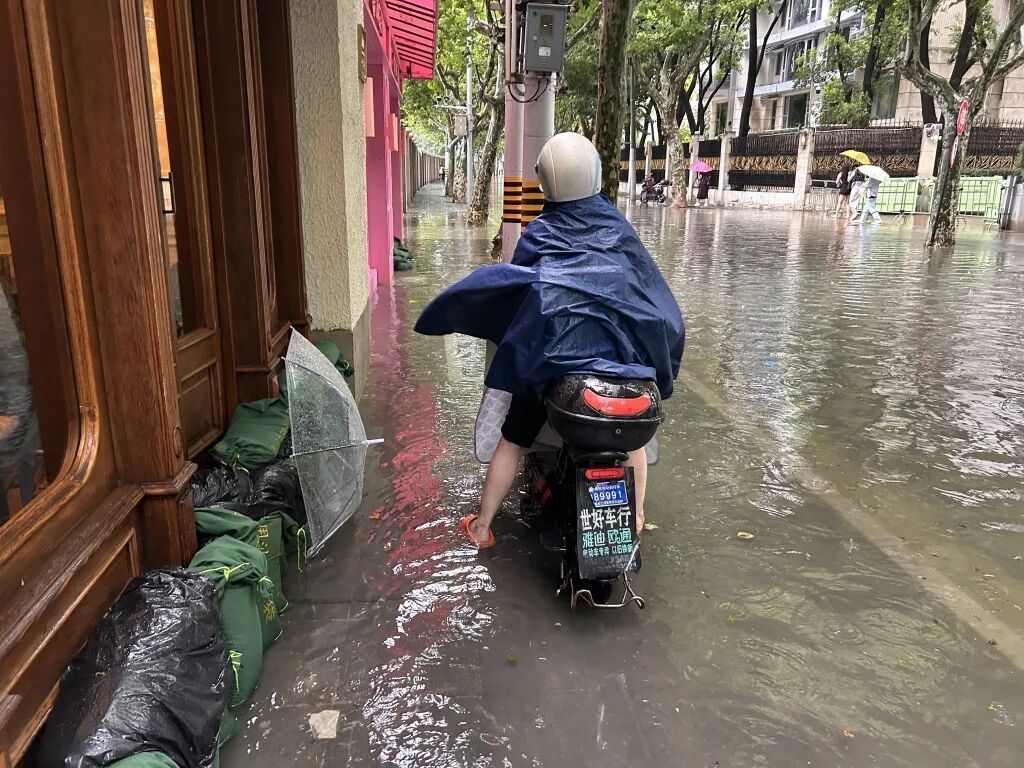 上海安福路被淹了?记者现场直击:全力抢排后,积水逐渐消退 上海安福路被淹了?记者现场直击:全力抢排后,积水逐渐消退