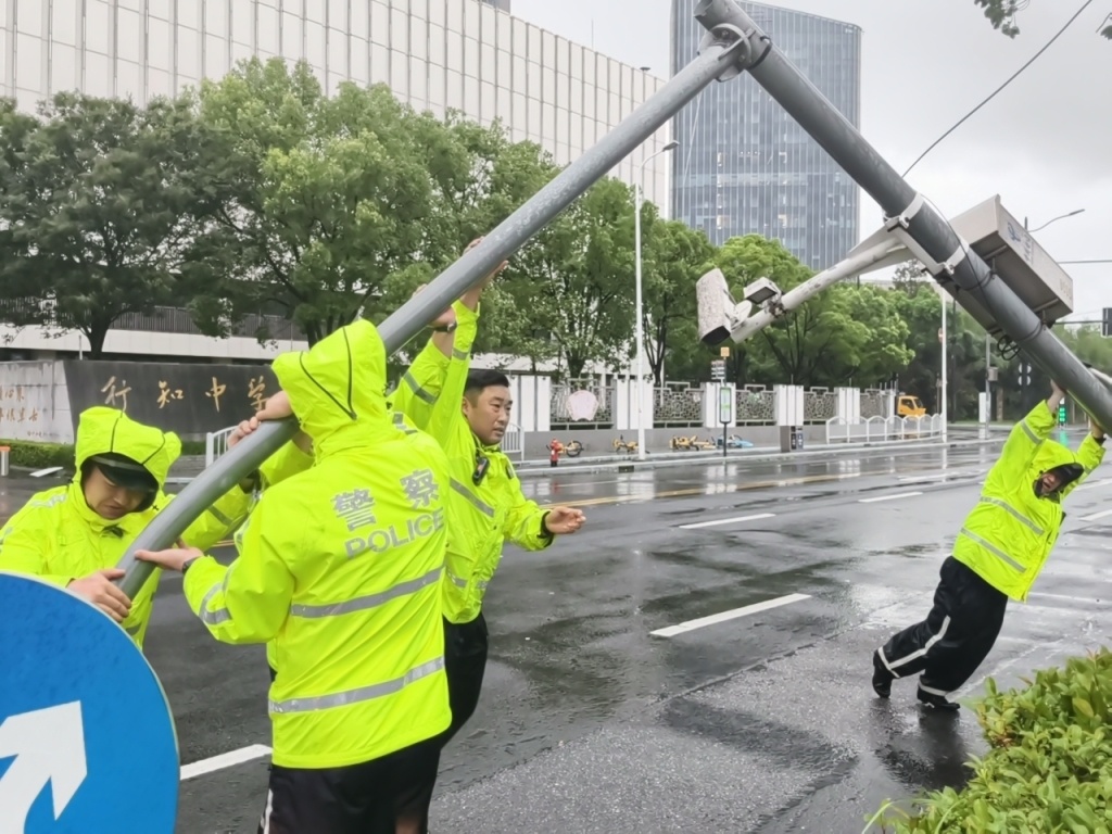 早高峰叠加暴雨、路面积水，上海警方多措并举保障交通安全有序