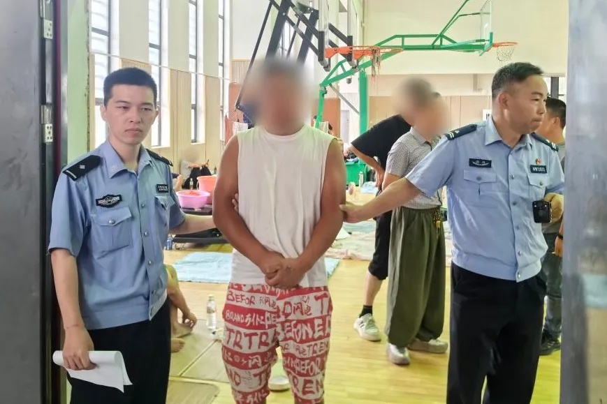 “你们不是忙着防台吗?”盗窃嫌疑人刚进浙江一台风安置点,就被民警抓住,当场懵了 “你们不是忙着防台吗?”盗窃嫌疑人刚进浙江一台风安置点,就被民警抓住,当场懵了