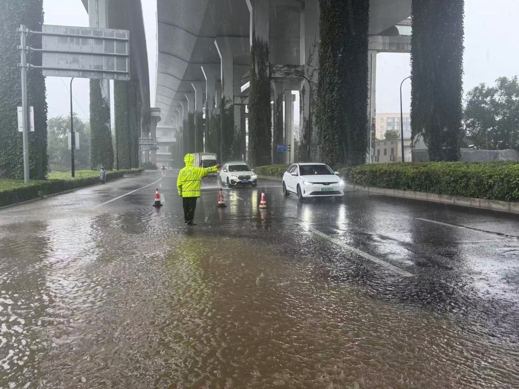 早高峰叠加暴雨、路面积水，上海警方多措并举保障交通安全有序