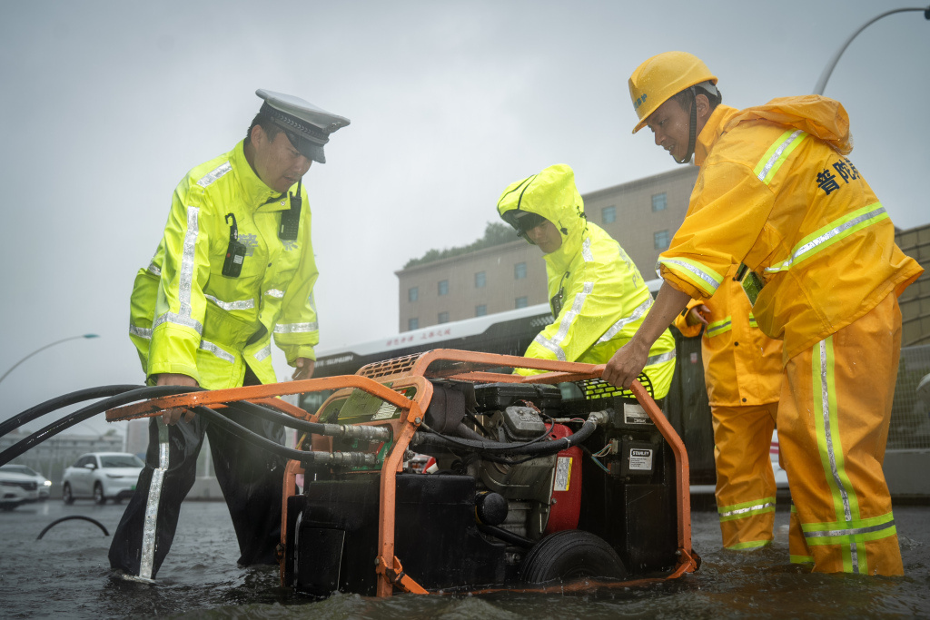 早高峰叠加暴雨、路面积水，上海警方多措并举保障交通安全有序