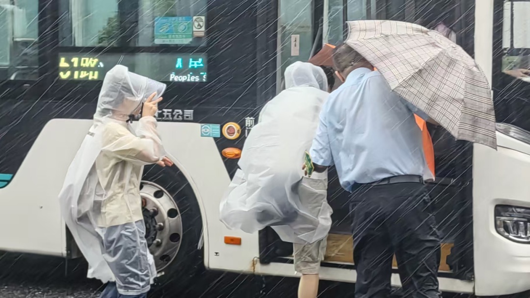 上海地铁多条线路停运，上海公交“顶上去”！
