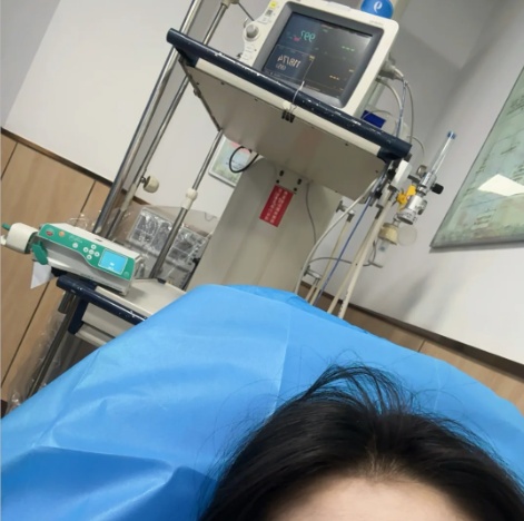 23岁女子挑战“吃辣免单”,引发剧烈胃痛,意识昏沉,被抬上急救车! 23岁女子挑战“吃辣免单”,引发剧烈胃痛,意识昏沉,被抬上急救车!