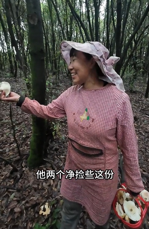 游客来云南吃菌被“锁锅”,火上热搜!网友:怕你“先干为敬”后“先走一步” 游客来云南吃菌被“锁锅”,火上热搜!网友:怕你“先干为敬”后“先走一步”