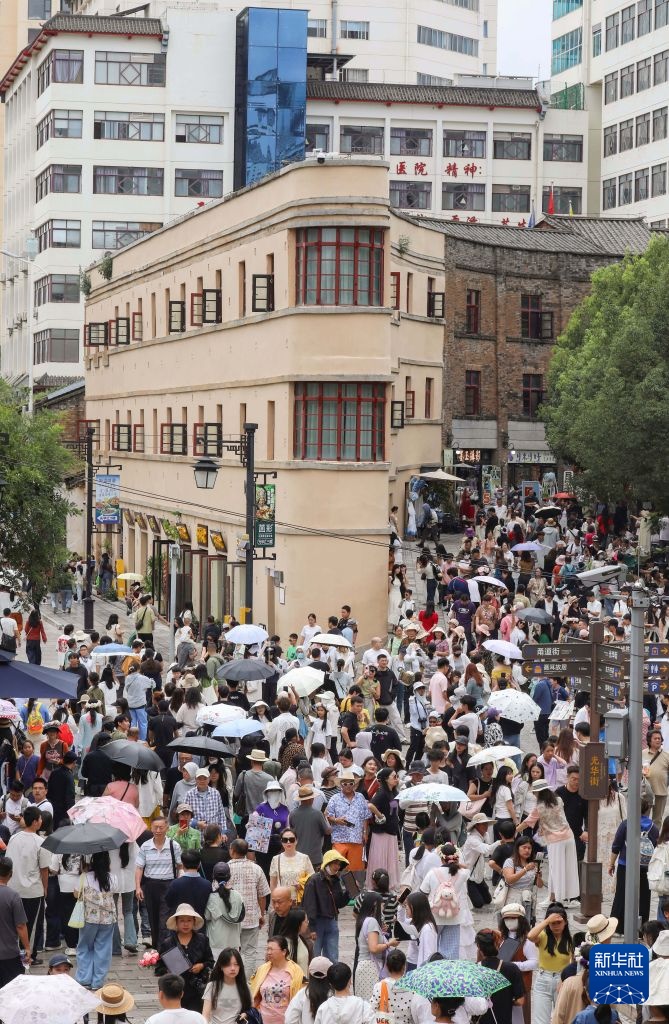 昆明老街暑期人气旺 昆明老街暑期人气旺