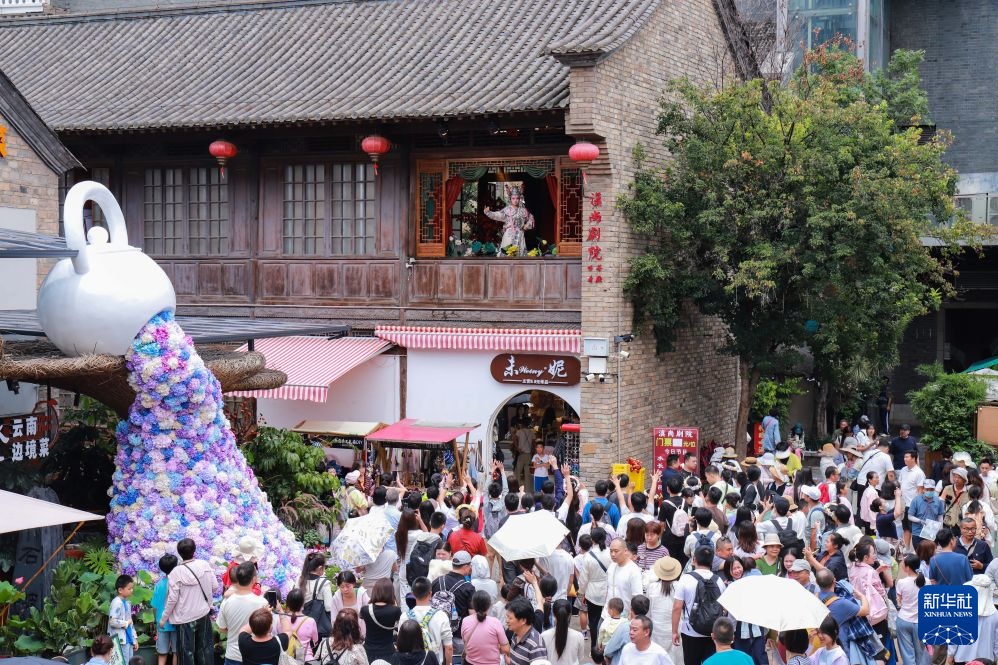 昆明老街暑期人气旺 昆明老街暑期人气旺
