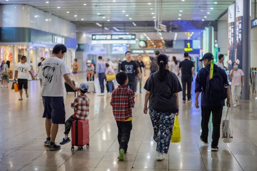 高铁双人座硬挤进三个人!免票儿童不断挤占空间,奶奶全程没吱声……12306客服支招 高铁双人座硬挤进三个人!免票儿童不断挤占空间,奶奶全程没吱声……12306客服支招