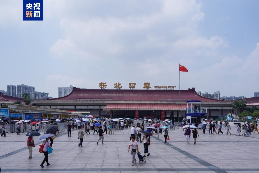 暑期跨境游、亲子短途游热度飙升，拱北口岸迎来客流高峰，周末两天累计查验出入境旅客近85万人次