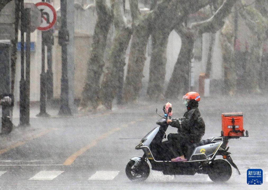 台风“白海豚”带来强降雨 台风“白海豚”带来强降雨