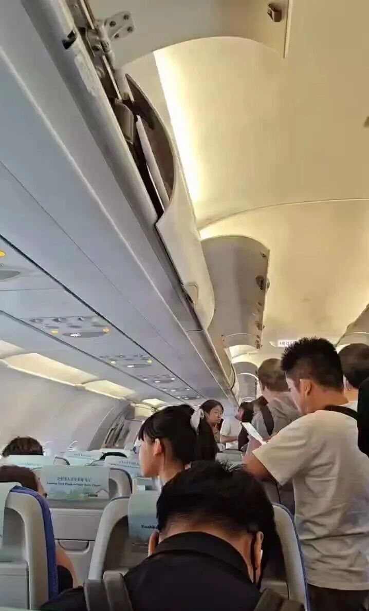 飞机起飞途中遭雷击!检查发现雷击点约20余处,航班延误3小时!相关航司回应 飞机起飞途中遭雷击!检查发现雷击点约20余处,航班延误3小时!相关航司回应