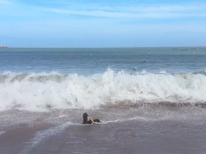 山东一对母女被海浪卷走获救,救人者:海浪很大,母女俩被救上后吐出的水里全是沙子 山东一对母女被海浪卷走获救,救人者:海浪很大,母女俩被救上后吐出的水里全是沙子