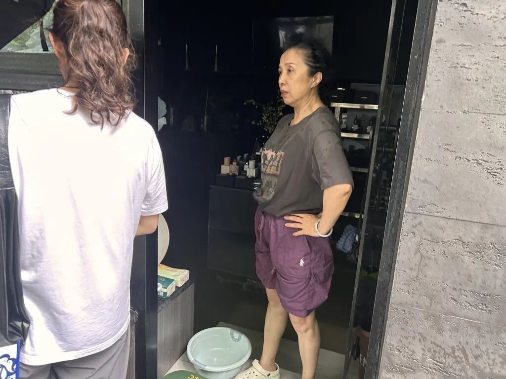 上海安福路被淹了?记者现场直击:全力抢排后,积水逐渐消退 上海安福路被淹了?记者现场直击:全力抢排后,积水逐渐消退