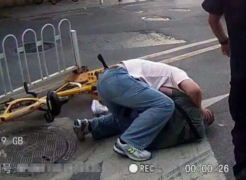 民警狂奔百米扑倒骑车逃窜的嫌疑人 街头算命诈骗团伙被打掉