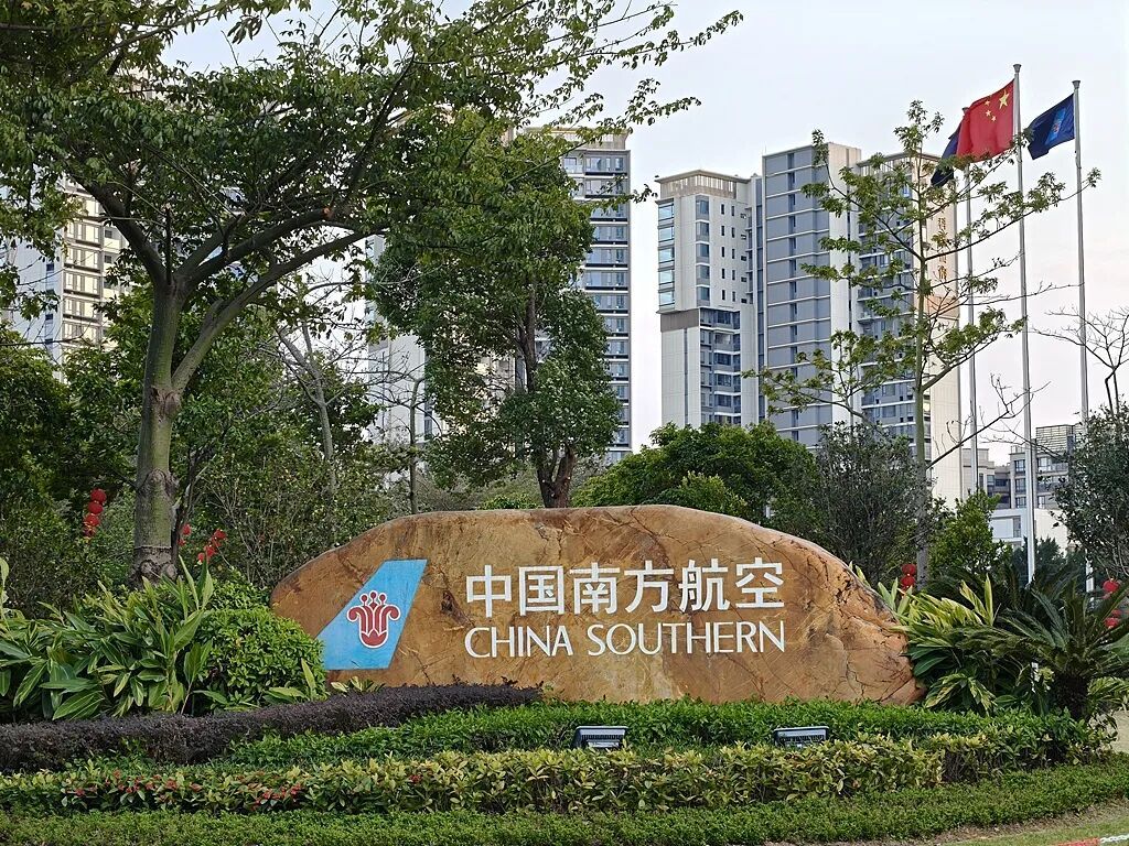 “我的眼睛!”航班即将起飞,空乘当场捂眼倒地…目击者讲述事发经过 “我的眼睛!”航班即将起飞,空乘当场捂眼倒地…目击者讲述事发经过