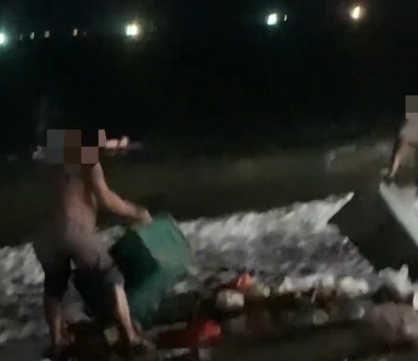 汕头两男子夜间往海里倾倒大量垃圾,当地回应:会约谈涉事人员,依法依规处理 汕头两男子夜间往海里倾倒大量垃圾,当地回应:会约谈涉事人员,依法依规处理