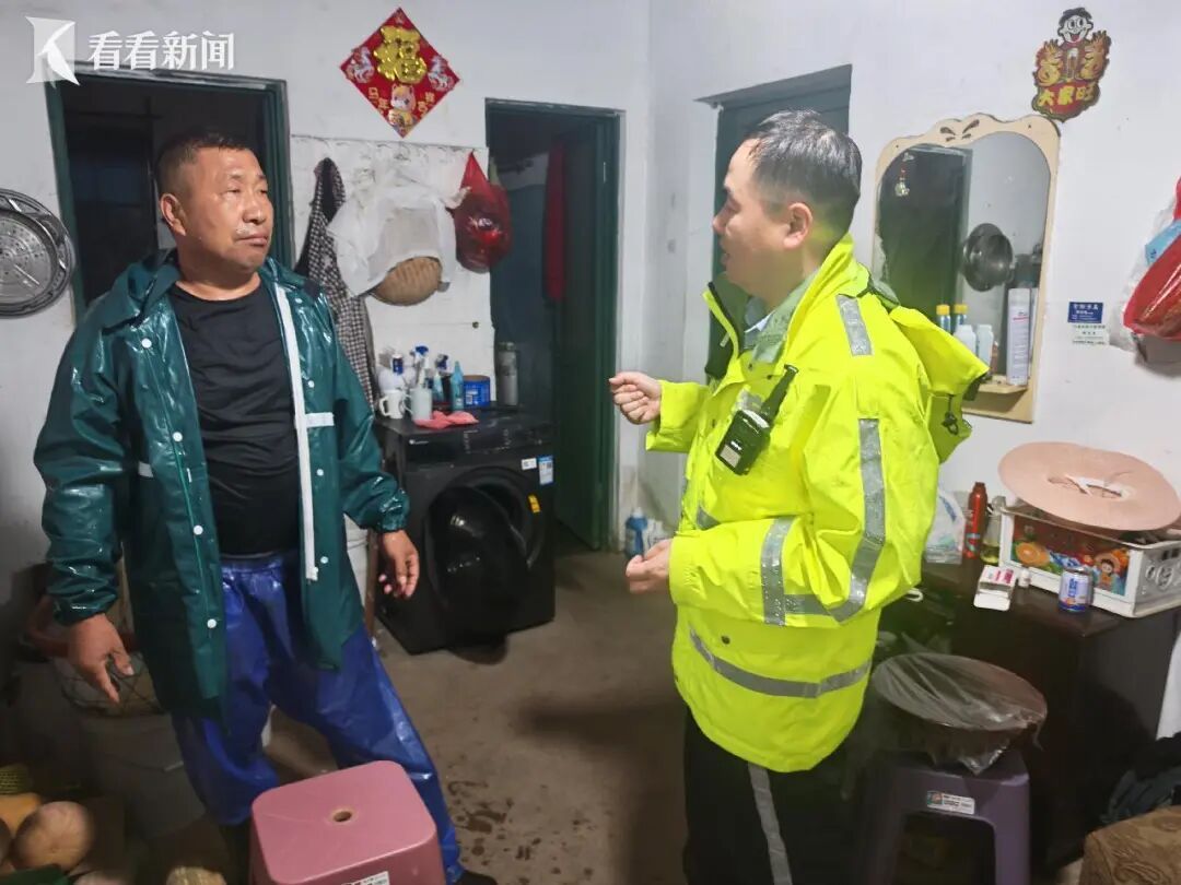 狂风暴雨中,上海一羊群受惊逃上大马路!警方出手 狂风暴雨中,上海一羊群受惊逃上大马路!警方出手