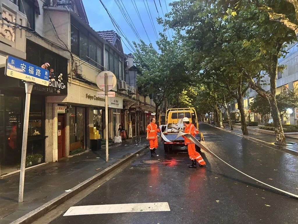 上海安福路被淹了?记者现场直击:全力抢排后,积水逐渐消退 上海安福路被淹了?记者现场直击:全力抢排后,积水逐渐消退