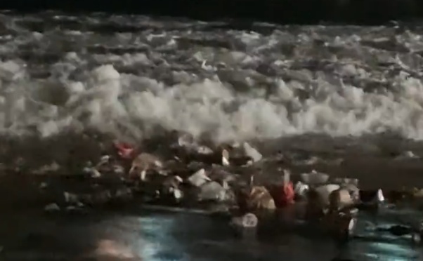 汕头两男子夜间往海里倾倒大量垃圾,当地回应:会约谈涉事人员,依法依规处理 汕头两男子夜间往海里倾倒大量垃圾,当地回应:会约谈涉事人员,依法依规处理
