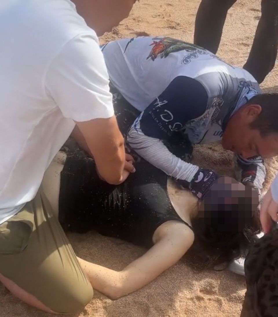 山东一对母女被海浪卷走获救,救人者:海浪很大,母女俩被救上后吐出的水里全是沙子 山东一对母女被海浪卷走获救,救人者:海浪很大,母女俩被救上后吐出的水里全是沙子