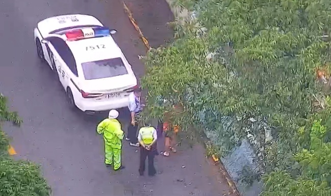 一男子台风天冒雨“野泳”,被警方巡查发现并及时制止 一男子台风天冒雨“野泳”,被警方巡查发现并及时制止