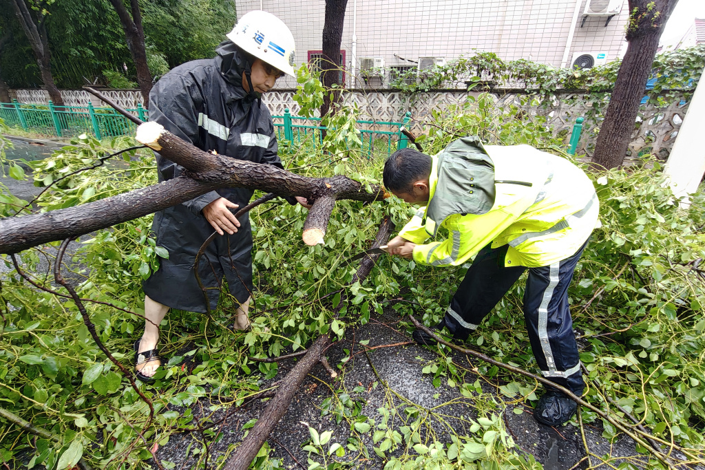 早高峰叠加暴雨、路面积水，上海警方多措并举保障交通安全有序