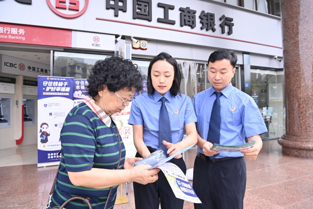 专盯老年收藏爱好者下手！诈骗团伙掏空36名老人76万余元养老积蓄