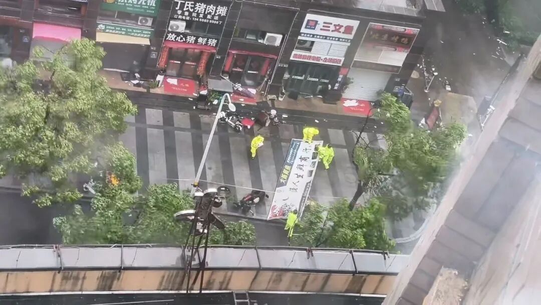 “白海豚”把三文鱼吹到窗户上?台州市民:是开玩笑,社区工作人员已逐户通知商户关门 “白海豚”把三文鱼吹到窗户上?台州市民:是开玩笑,社区工作人员已逐户通知商户关门