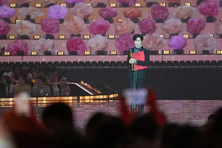 大众电影百花奖揭晓,易烊千玺、卫诗雅分获最佳男女主角奖,详戳获奖名单→ 大众电影百花奖揭晓,易烊千玺、卫诗雅分获最佳男女主角奖,详戳获奖名单→